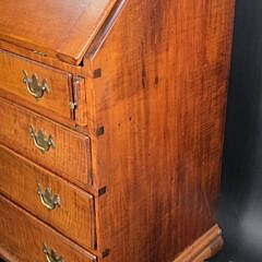 Antique American Queen Anne Tiger Maple Slant Front Desk, 18th century