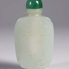 Celadon Jade "Bat and Lingzhi" Snuff Bottle, Qing Dynasty