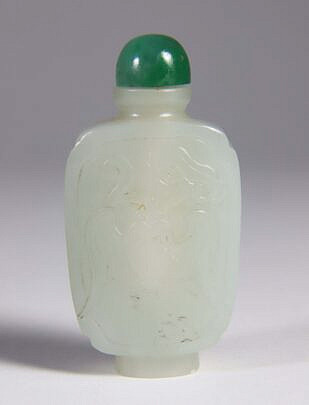 Celadon Jade "Bat and Lingzhi" Snuff Bottle, Qing Dynasty