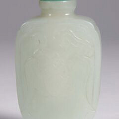 Celadon Jade “Bat and Lingzhi” Snuff Bottle, Qing Dynasty