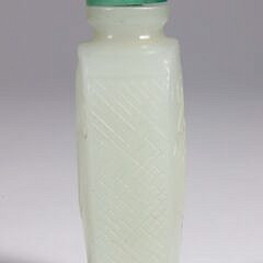 Celadon Jade “Bat and Lingzhi” Snuff Bottle, Qing Dynasty