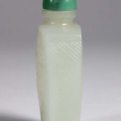 Celadon Jade “Bat and Lingzhi” Snuff Bottle, Qing Dynasty