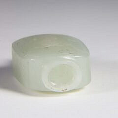 Celadon Jade “Bat and Lingzhi” Snuff Bottle, Qing Dynasty