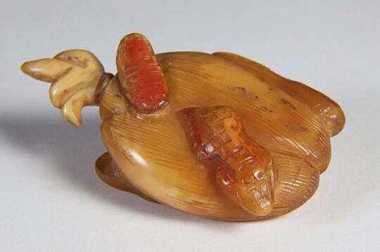 Carved Amber "Huasheng" (Peanuts) Snuff Bottle, Qing Dynasty