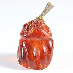 Carved Amber “Buddha’s Hand Citron” Snuff Bottle, Qing Dynasty