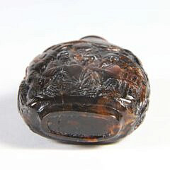 Carved Amber “Three Immortals” Snuff Bottle, Qing Dynasty