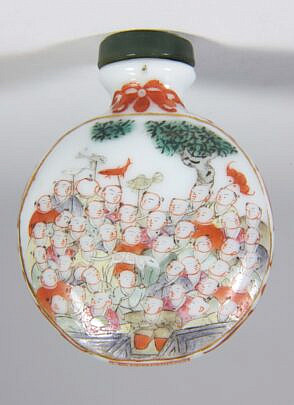 Enameled Porcelain "Hundred Boys" Snuff Bottle, Qing Dynasty