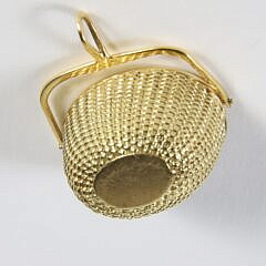 Signed Diane Kim England 18k Yellow Gold Nantucket Basket Pendant