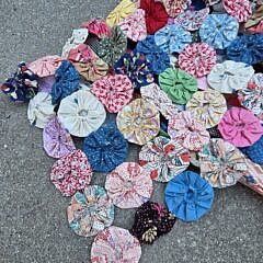 Vintage American Yoyo Quilt Comprising Approximately 1,088 Pieces